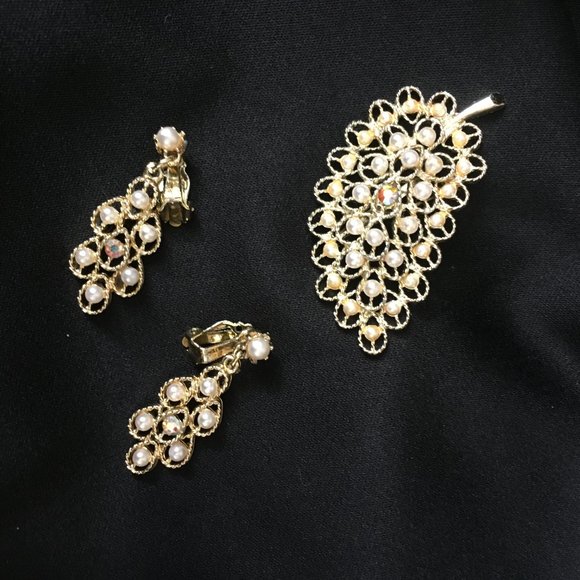 None Jewelry - Pearl Brooch & Earring Set